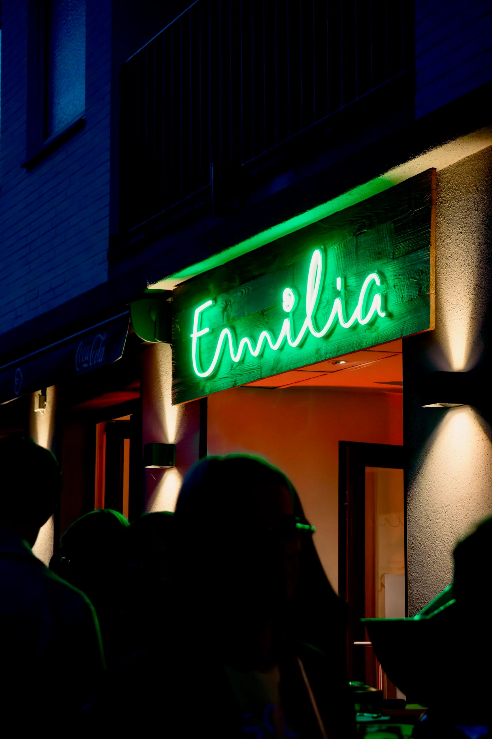 Gäste vor dem Café Emilia bei der After Work Party am Abend des 04. April 2025 in Essen-Rüttenscheid