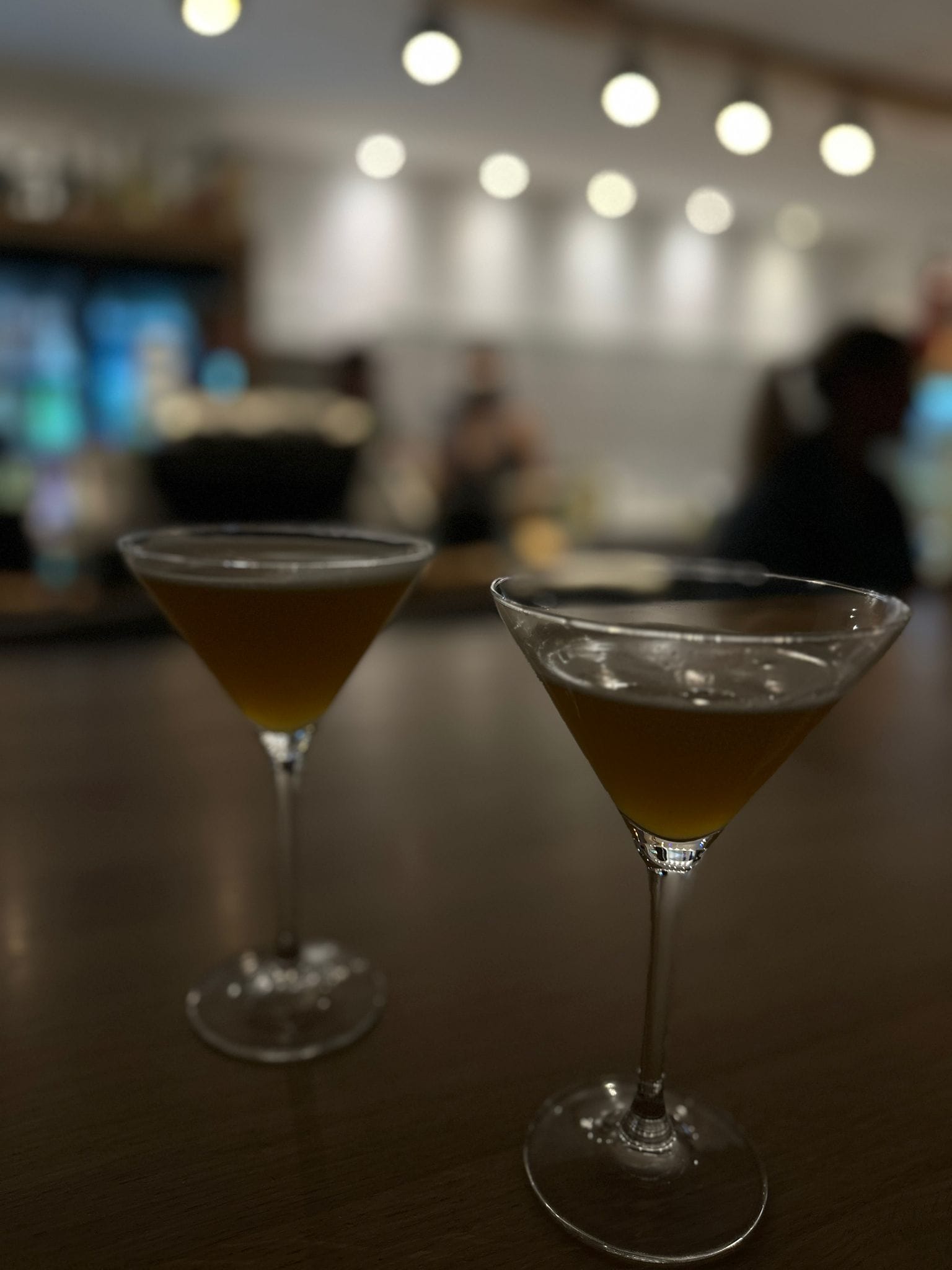 Zwei bunte Cocktails auf einem Tisch im Café Emilia in Essen-Rüttenscheid, aufgenommen während einer After Work Party.